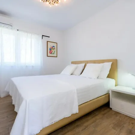 Ferienhaus Fur 7 Personen Und 1 Kind In Dubrava Kod Sibenik, Dalmatien Norddalmatien - B61544 * Dubrava (Sibenik-Knin)